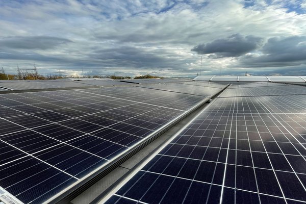 Wir planen, liefern und installieren Photovoltaikanlagen und Solarthermie-Lösungen.