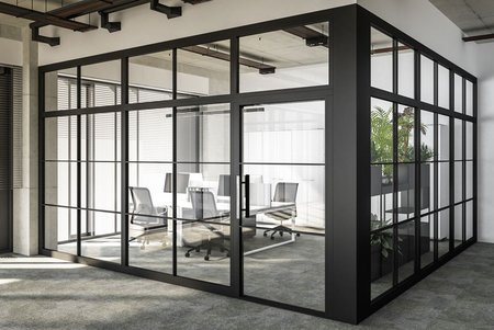 Großes, verglastes Besprechungszimmer mit schwarzen Stahlrahmen und Bürostühlen in einem modernen Bürogebäude.