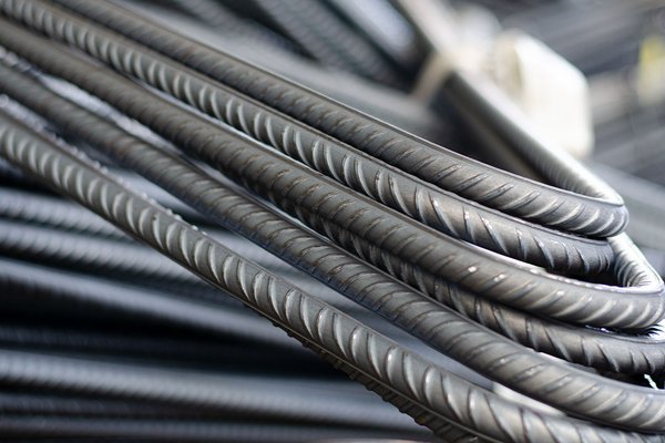 In unserem modern ausgestatteten Biegebetrieb am Eisen-Fischer Standort in Diez biegen und schneiden wir Betonstahl und Baustahlgewebe präzise und termingenau und erstellen normgerecht Bewehrungspläne mithilfe einer digitalen CAD-Software. 